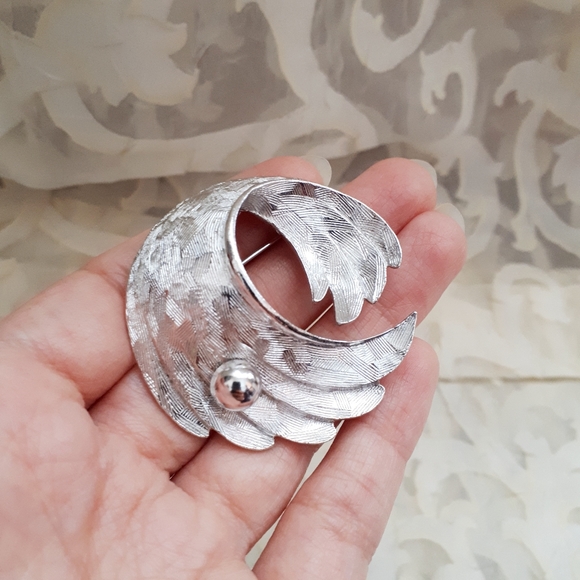 Vintage silver tone swirly design pin brooch. Gift - Picture 8 of 10